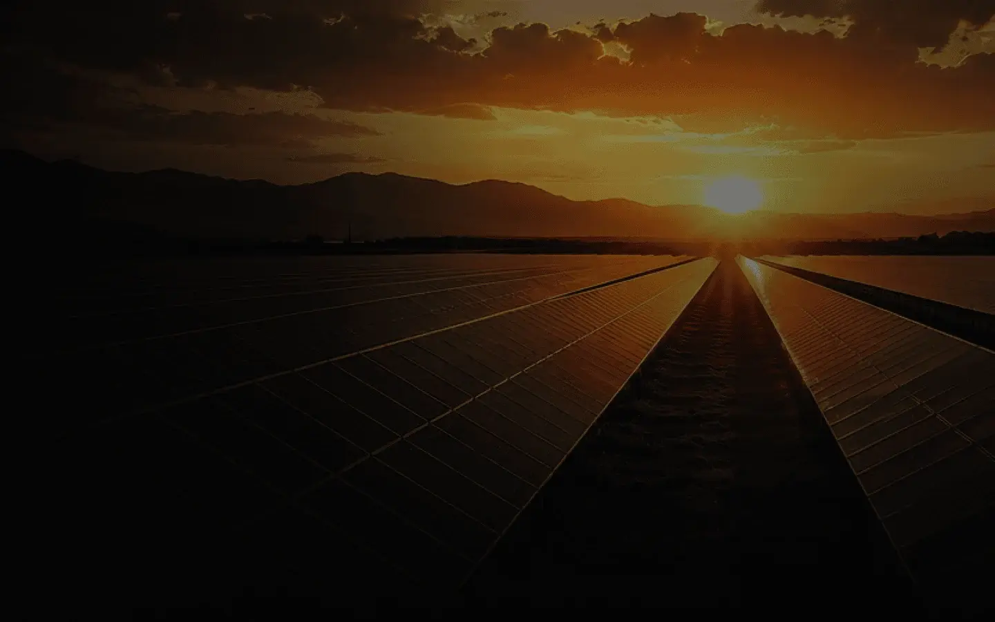 Konzeptvisualisierung: Solarpark bei Sonnenuntergang