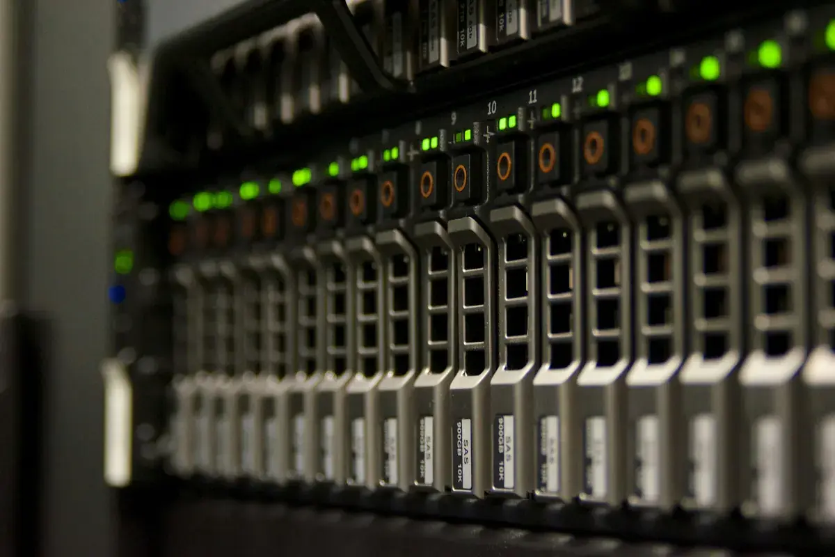 Konzeptvisualisierung: Nahaufnahme von Server-Laufwerksschächten mit grünen Status-LEDs