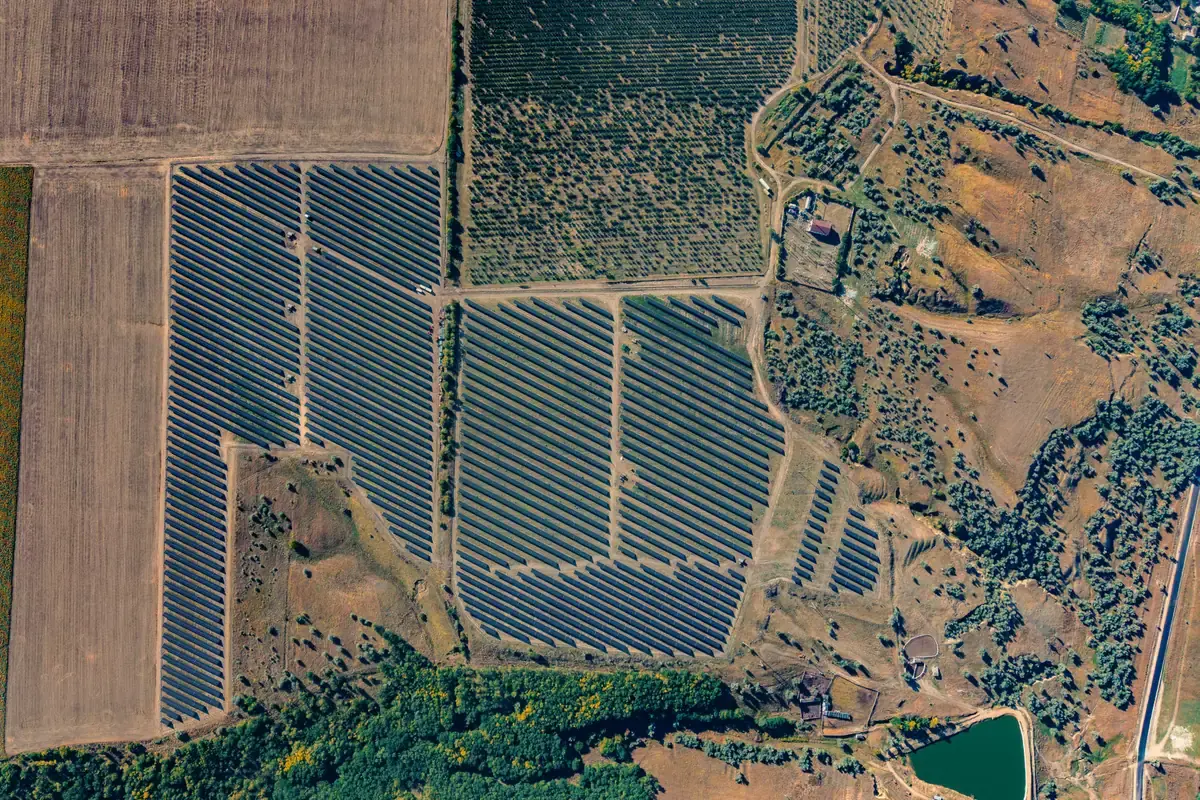 Konzeptvisualisierung: Luftaufnahme eines grossflächigen Solarparks
